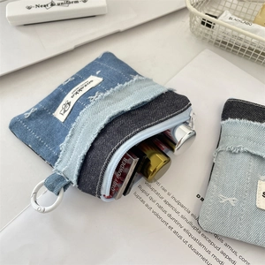 Detail der Denim-Patchwork-Geldbörse mit offenen Kanten und Lippenstift-Staufach