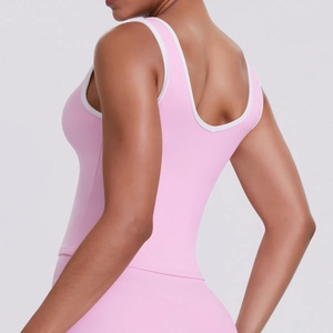 Détail du haut de yoga rose avec dos nu en U et liseré contrasté blanc élégant