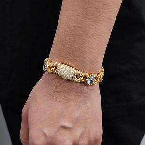12mm gouden Cubaanse schakelarmband met hart-zirkonia gedragen aan de pols in hiphopstijl