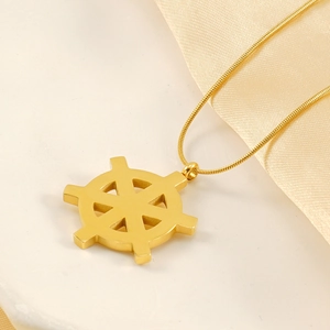 Détail du pendentif boussole étoilée plaqué or 18K sur une chaîne serpent fine