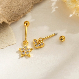 Elegante goldene asymmetrische Stern- und Herz-Ohrringe mit funkelnden Zirkoniasteinen