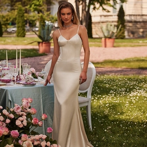 Robe de soirée élégante en satin champagne avec corsage structuré et fente pour l'été