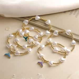 Bracelets à perles en cœur multicouches avec breloques de queue de poisson sur du satin