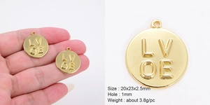 Detailansicht goldener Herzanhänger mit LOVE-Gravur und Größenangaben für DIY-Schmuck