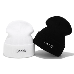 Bonnets en tricot classiques avec broderie Daddy en noir et blanc, style épuré