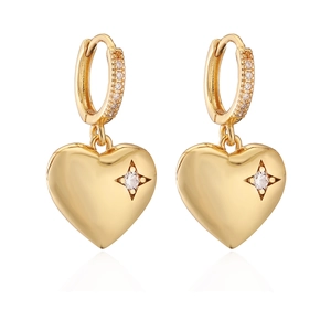 Boucles d'oreilles cœur dorées avec zircons sertis et détail étoile sur fond blanc