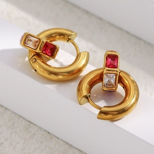 Créoles chic en acier plaqué or 18 carats avec cristaux colorés géométriques
