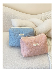 Détails des trousses de maquillage matelassées à fleurs en bleu clair et rose pastel