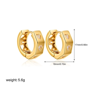 Vue détaillée de boucles d'oreilles cœur en or 18 carats avec dimensions et poids