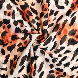Detailaufnahme von Chiffonstoff mit Leopardenmuster, weichem Fall und feiner Textur