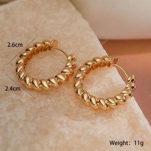 Vue détaillée des créoles torsadées plaquées or 18 carats de 2,6 cm et d'un poids de 11g
