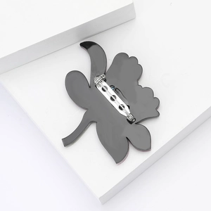 Detailaanzicht van de achterkant van acryl lotusbroche met zilveren veiligheidsspeld