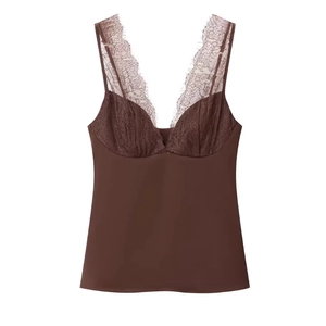 Top caraco en satin marron foncé avec bordure en dentelle et décolleté en V chic