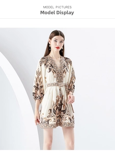 Nahaufnahme von V-Ausschnitt und Paisley-Muster auf einem Boho-Minikleid