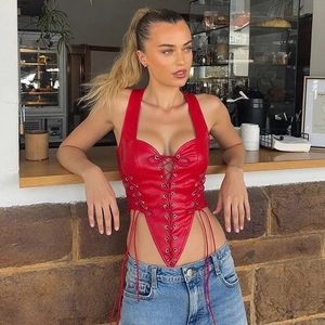 Détail du haut corset en similicuir rouge avec laçage croisé et œillets métalliques