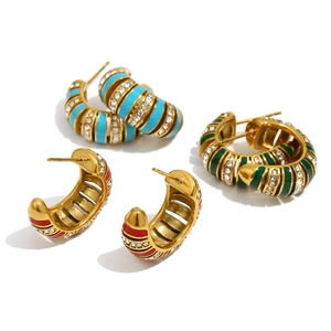 Boucles d'oreilles C dorées minimalistes avec rayures émaillées et détails en zircon