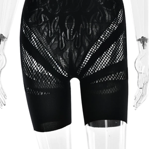 Gros plan sur la maille filet noire respirante et le motif jacquard du combishort