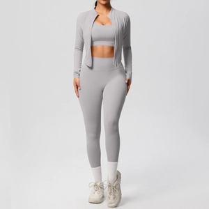 Set yoga grigio chiaro in 3 pezzi con giacca a zip, reggiseno sportivo e leggings a vita alta