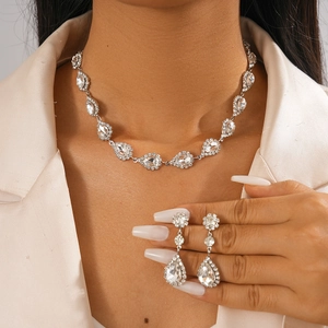 Détail de l'ensemble collier et boucles d'oreilles argentés avec cristaux brillants