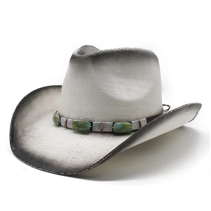 Détail d'un chapeau de cowboy blanc en paille avec bords ombrés et bande turquoise