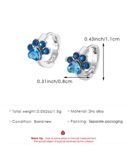 Detalle de las dimensiones de los pendientes de garra azul con medidas 0,8 cm x 1,1 cm