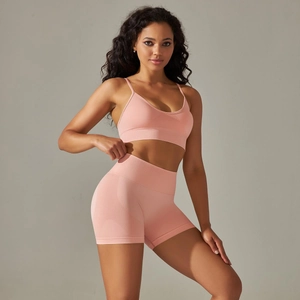Detail des pfirsichfarbenen nahtlosen Yoga-Sets mit hoher Taille und V-Ausschnitt-Bra