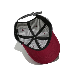 Vue détaillée de la doublure 100% coton et des coutures de la casquette rayée de baseball