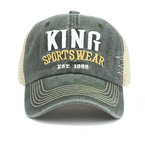 Dettaglio del ricamo 3D KING SPORTSWEAR su cappellino in cotone verde lavato
