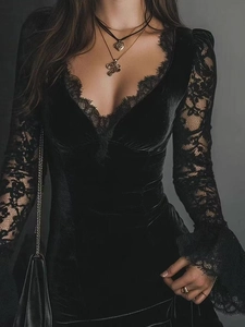 Elegantes schwarzes Samtkleid mit langen Ärmeln, V-Ausschnitt und Spitzenapplikationen