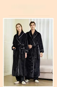 Détail d'un peignoir épais en flanelle noire avec liseré blanc et ceinture pour couple mixte