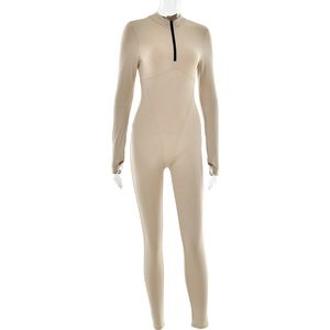 Détail du body beige montrant le col demi-zippé et la texture du tissu élastique côtelé