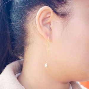 Minimalistische lange Quasten-Süßwasserperlen-Ohrringe im Gold-Einfädler-Stil