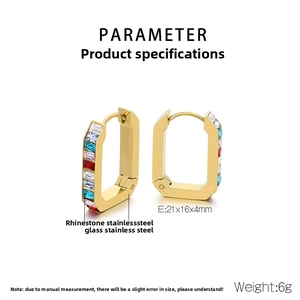 Détails des boucles d'oreilles dorées en U avec cristaux rectangulaires colorés