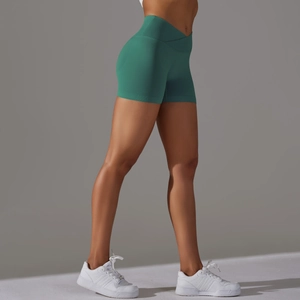 Dettaglio degli shorts da yoga senza cuciture con vita a V ed effetto push-up