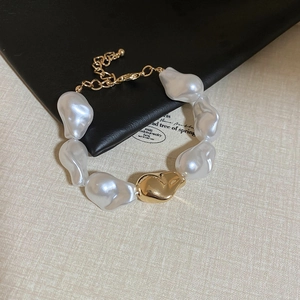 Détail du bracelet en perles baroques avec perle dorée et fermoir mousqueton ajustable