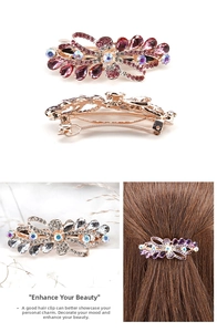 Détail de la pince à cheveux nœud en strass avec motifs floraux en cristal violet