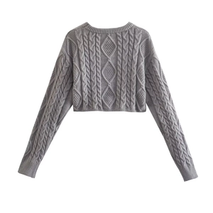 Maglione corto da donna in maglia a trecce grigie con maniche lunghe e stile moderno