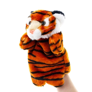 Vue détaillée d'une marionnette tigre en peluche avec fourrure orange et rayures