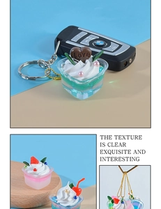 Vue détaillée du porte-clés sundae en cœur avec crème et breloque Love