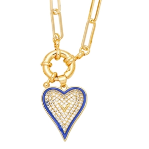 Détail du pendentif cœur doré avec émail bleu, oxydes de zirconium et chaîne trombone