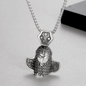 Détail du pendentif casque viking argenté avec nœuds celtiques et pompons métalliques