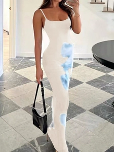 Dettaglio dell'elegante abito lungo beige con motivo tie-dye blu e vestibilità slim