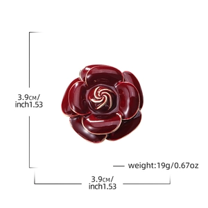 Dimensions détaillées de la broche camélia en émail rouge foncé avec bordure dorée