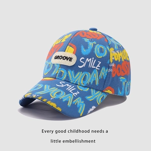 Détails des graffitis hip hop et écusson en cuir sur la casquette de baseball enfant