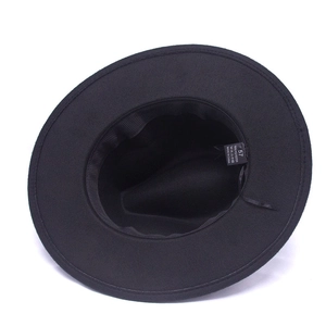 Vista dettagliata dell'etichetta taglia 57 e della fascia interna di un cappello di feltro nero