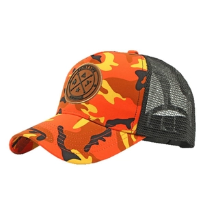 Orangefarbene Camo-Trucker-Cap mit Mesh und Enjoy Life Lederaufnäher auf weißem Grund