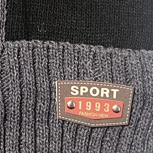Bonnet en tricot d'hiver avec doublure polaire épaisse et patch en cuir sport chic
