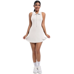 Détail du col zippé et du design sans manches de cette robe de golf blanche de sport