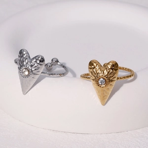 Minimalistischer Edelstahlring mit Herz und Zirkonia in Gold- und Silbe-Ausführung