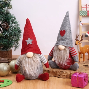 Set di due gnomi natalizi con cappelli a maglia e lunghe barbe bianche su sfondo festivo